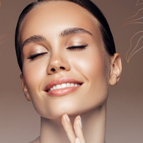 Mulher sorrindo com pele firme e iluminada